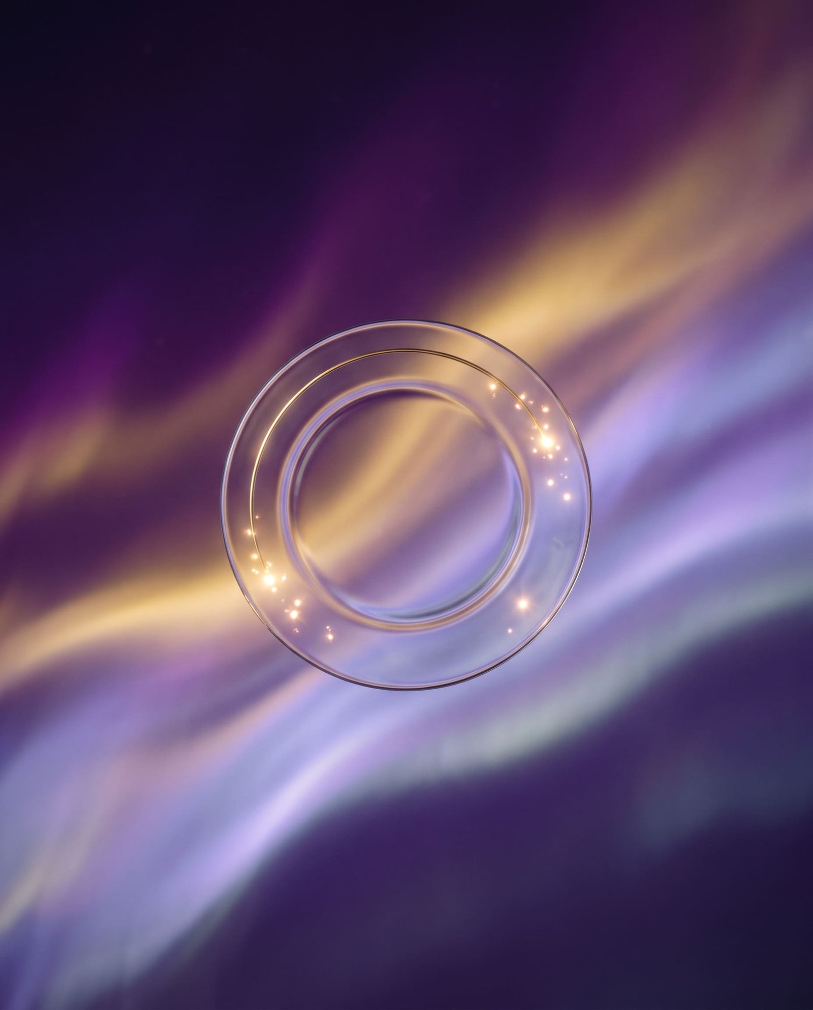 Aurora‑градиенты и стеклянная панель с золотой дугой‑созвездием
